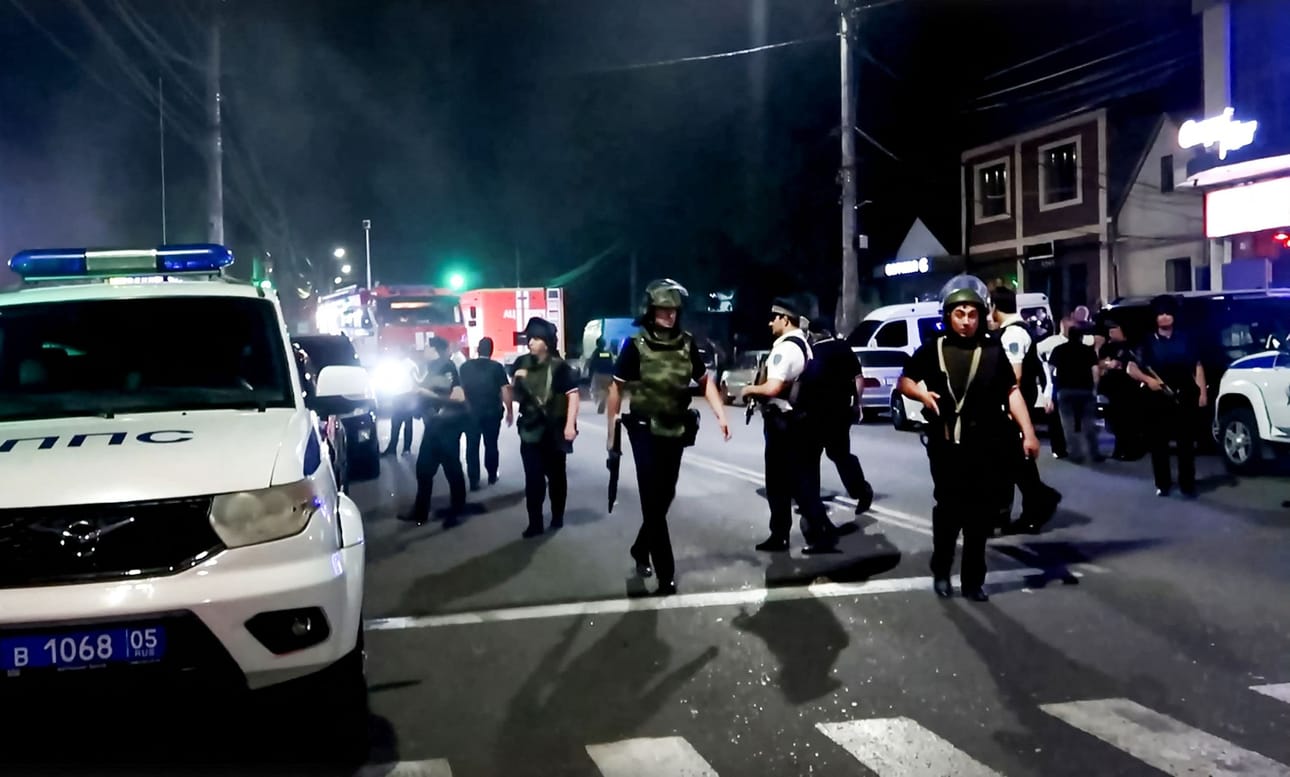 Tuntemattomat asemiehet tekivät eilen Mahatshkalan ja Derbentin kaupungeissa iskuja muun muassa synagogiin, ortodoksikirkkoihin sekä poliisin tarkastusasemalle. LEHTIKUVA / AFP / Handout / Venäjän terrorisminvastainen komitea