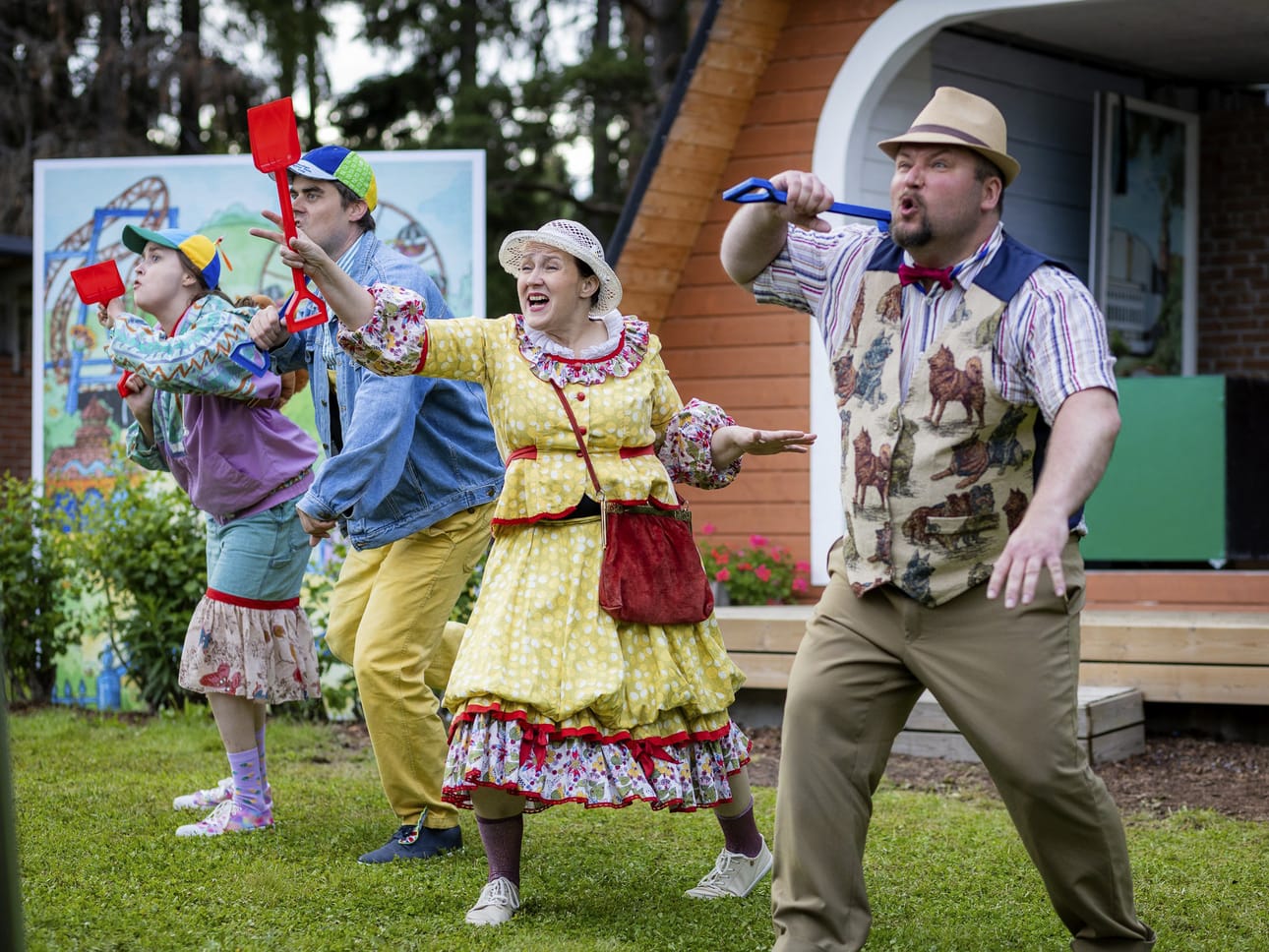 Piirin kesälavalle kirmaa Teatteri Hysterian matkassa Kiljusen herrasväki. Jalmari Finnen kirjoittamassa tarinassa on menoa ja meininkiä.