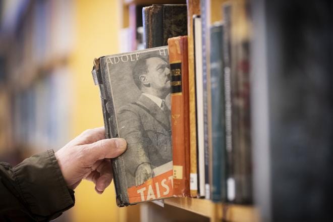 Adolf Hitlerin kaksiosainen kirja Taisteluni (Mein Kampf) ilmestyi vuosina 1925-1926. Ristiriitoja herättäviä teoksia julkaistaan edelleen myös Suomessa ja suomeksi. Osa niistä kuuluu kirjastojen lainattaviin kokoelmiin. KUVA: