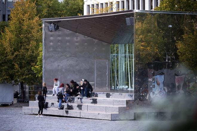 Maanantaina alkuillasta lavalla on vielä rauhallista. Nuorten mukana oli isokokoinen bluetooth-kautin. Kuvaa otettaessa kello oli noin seitsemän. KUVA: JARNO PELLINEN