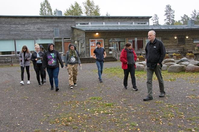 Teppo Toivanen opasti Isojoella Satakunnan ammattikorkeakoulun restonomiopiskelijoita Lauhansarven eri tiloihin, jotta työ matkailupakettien parissa pääsee alkuun. Toivasen vierellä on kurssin lehtori Maaria Berg. KUVA: AUNE WARONEN