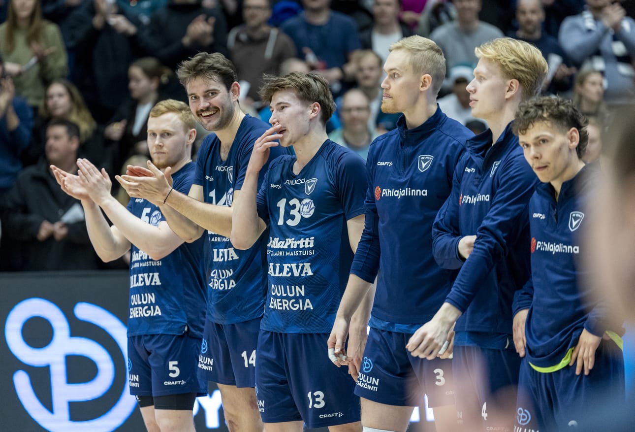 Maanantai oli onnellinen päivä 17-vuotiaan Eeli Kuukasjärven (3. vas.) elämässä.