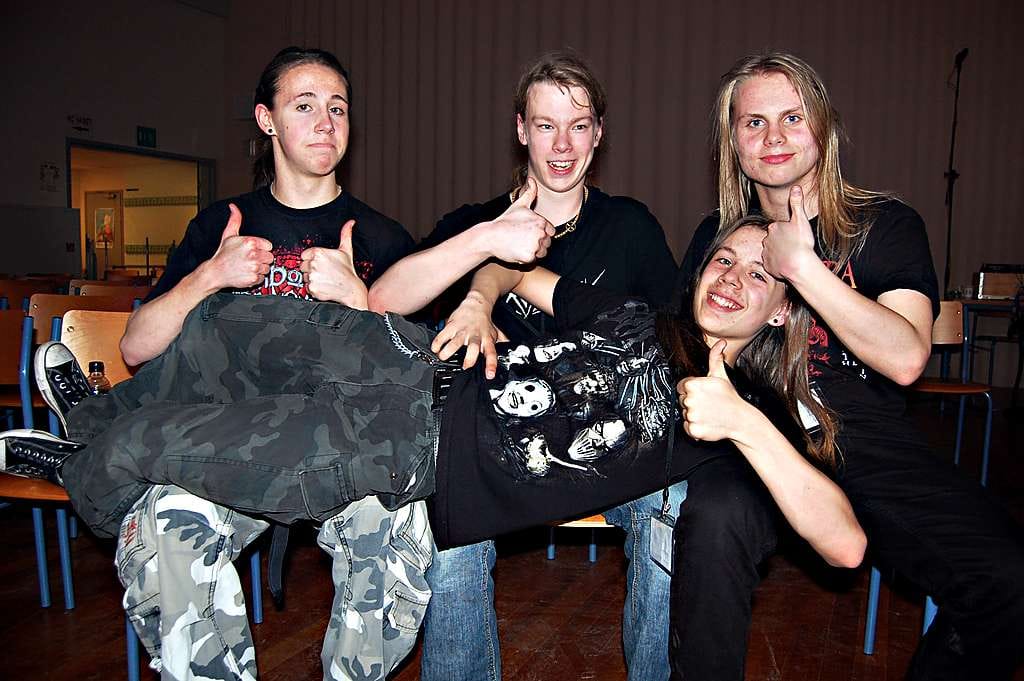 Niko Salmela (vas.), Juho Siitonen, Samuli Salmela (makaamassa) ja Olli-Pekka Saari kilpailun jälkeisessä voiton huumassa.