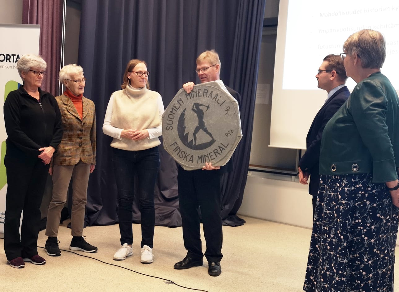 Leila Pakkala, Salme Kovanen ja Kaija Kovanen luovuttivat Kaatialan vanhan kyltin kunnalle. Lahjoituksen vastaanottivat ympäristöpäällikkö Jukka Kotola, kunnanjohtaja Teemu Puolijoki ja kunnanhallituksen puheenjohtaja Anne Haapa-aho.