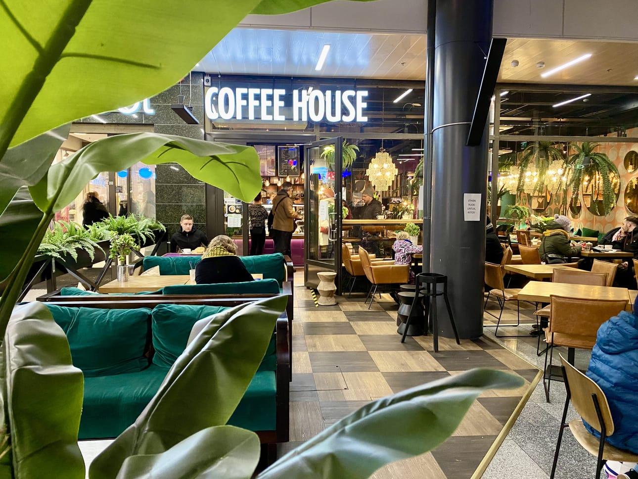 Valkean kesäkadulla sijaitsevassa Coffee Housessa on iso sisäpatio.