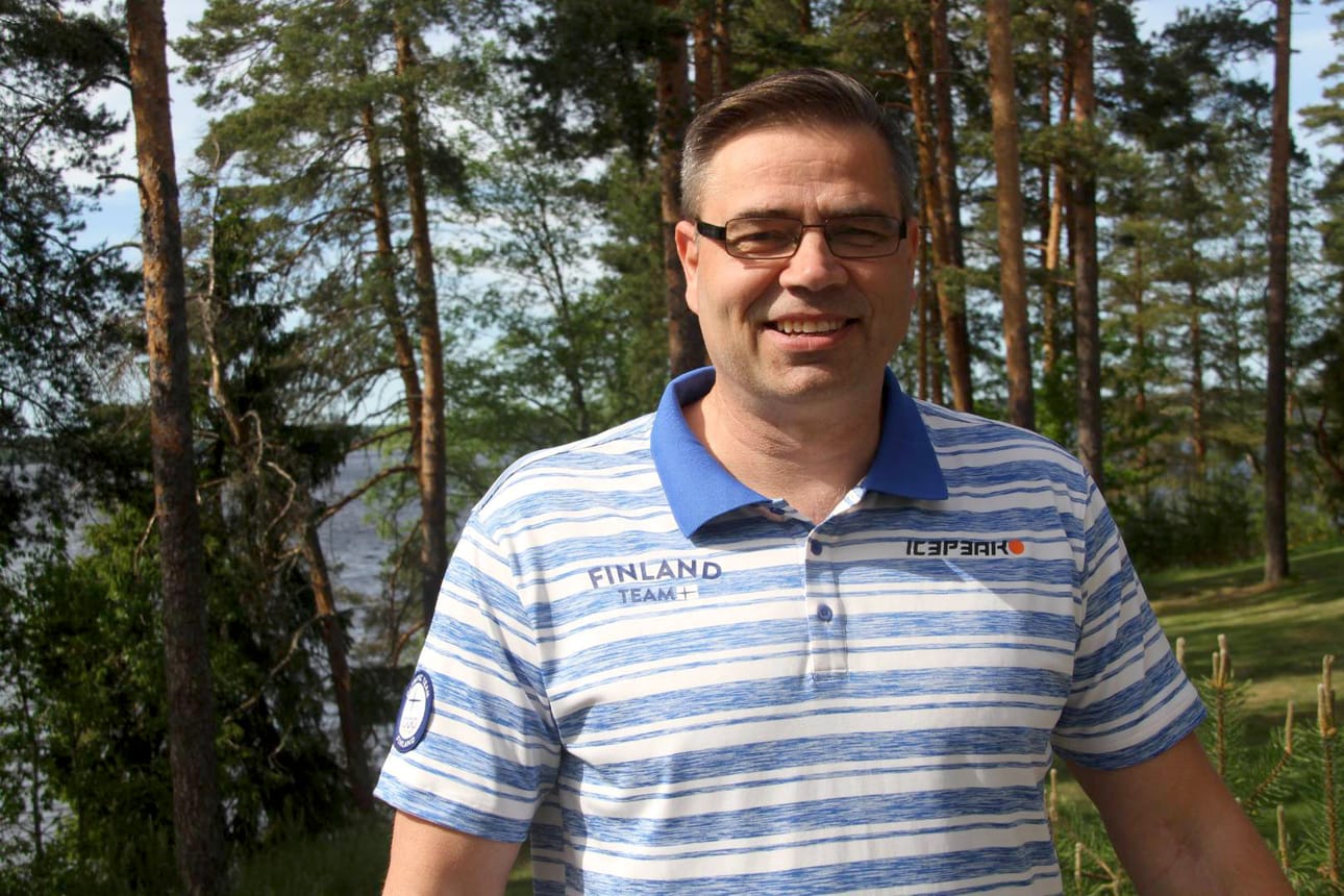 Suomen olympiakomitean huippu-urheiluyksikön johtajan tehtävästä maanantaina eronnut Mika Lehtimäki kiistää väitteet epäasiallisista fyysisistä kontakteista.