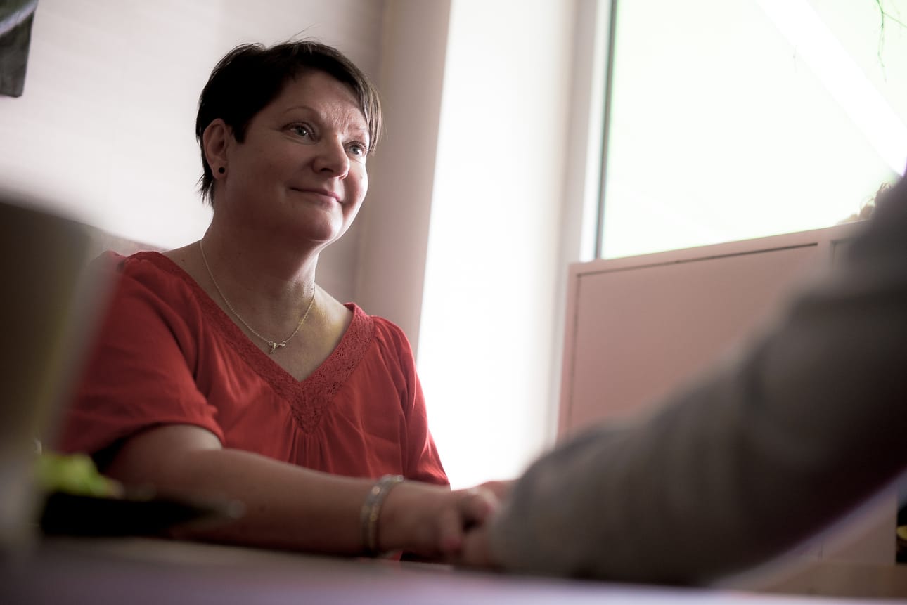 Mielenterveyspoliklinikalla työskennellessäni tunsin usein ristiriitaa, kun minulla ei ollut mahdollisuuksia ajallisesti ja resurssien puolesta antaa asiakkaille tarpeeksi paljon aikoja, yksityisenä psykoterapeuttina toimiva Taimi Koivuvaara sanoo.