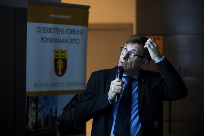 Maakuntajohtaja Kaj Suomela uskoo vakaasti Pohjanmaan menestymiseen jatkossakin, mutta pohdittavaa tulevaisuus tullessaan kyllä tuo. ARKISTOKUVA: JARNO PELLINEN