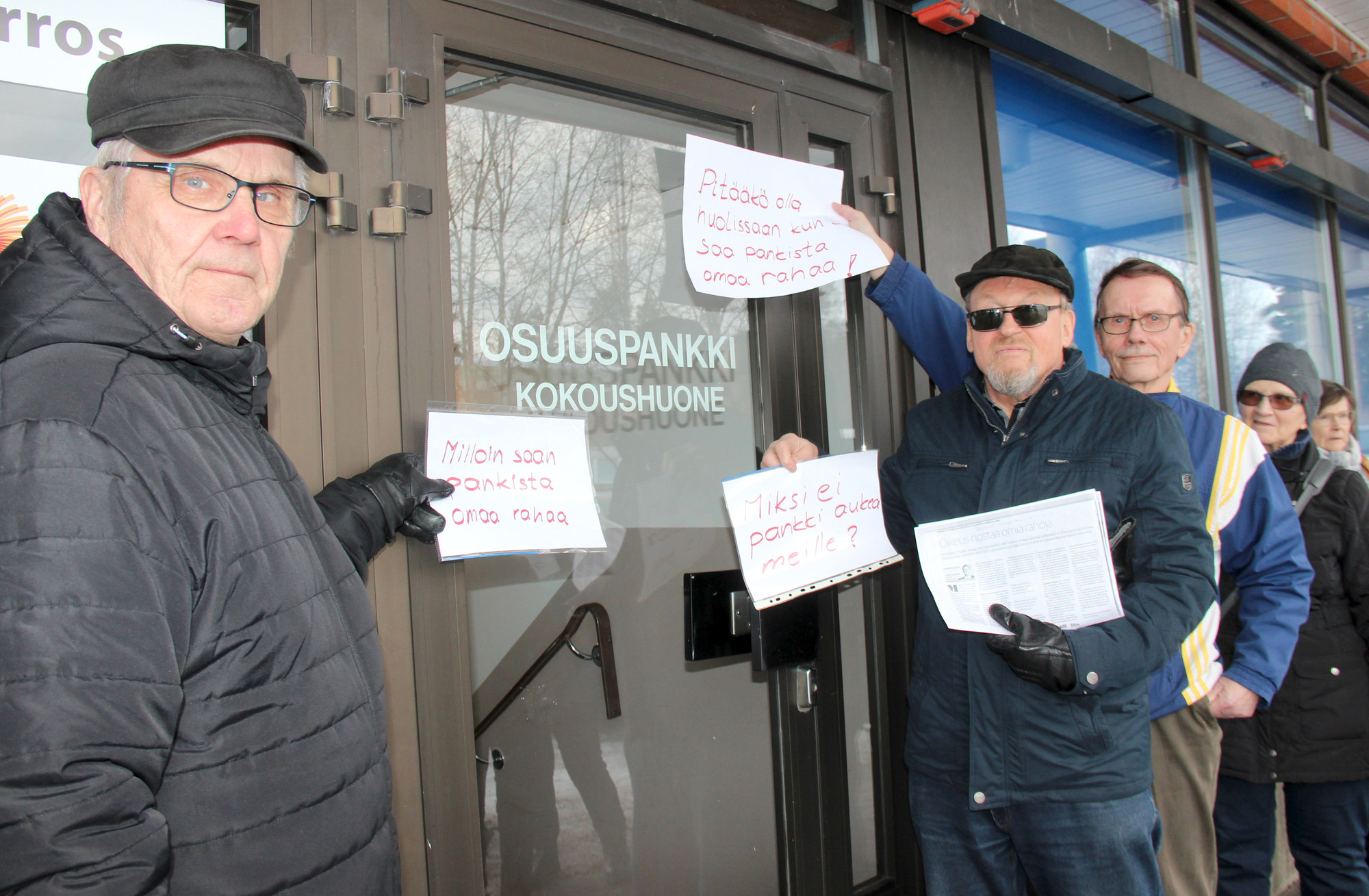Eilen iltapäivällä pankin kokoushuoneen oven edustalla pidettiin mielenilmaus kassapalvelujen aukioloaikojen puolesta. Reijo Pikkuaho ja Reijo Talala toivovat muutosta.
