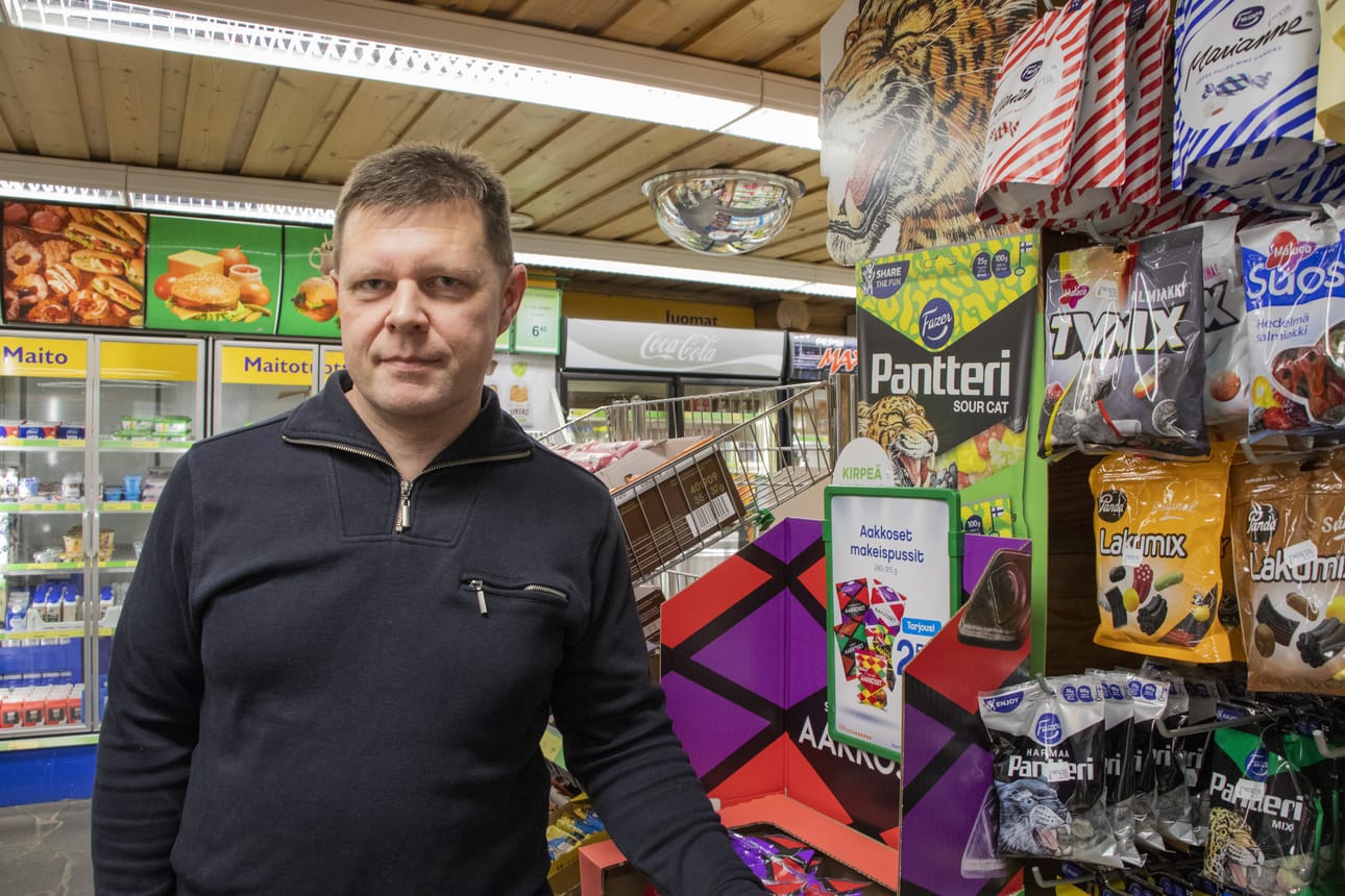 Revonlahden Nesteen yrittäjän Markku Leinosen mukaan iso osa katteesta tulee tällä hetkellä ihan muulla kuin polttoaineen myynnillä.