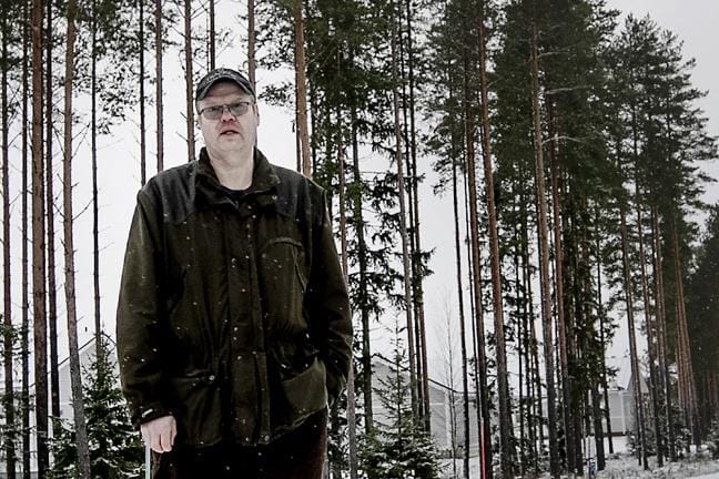 Ilmajoen metsästysseuran petoyhdyshenkilö Markku Ylinen esittelee ympäristöä, jossa Ahonkylän yksinäisen suden kerrottiin kulkeneen. KUVA: JAAKKO ELENIUS