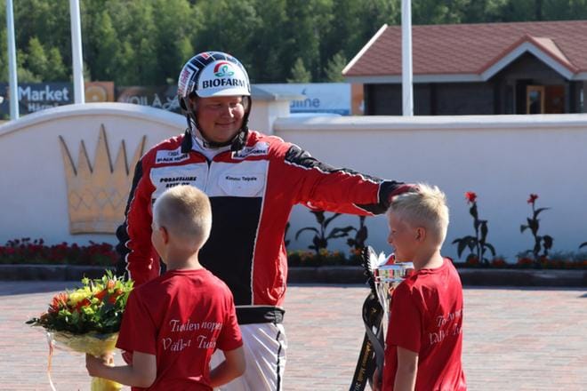 Taipaleen perheen pojat elivät täysillä mukana Kimmo-isän Juhannusmailin ohjastajavoittoa PowerParkin raviradalla juhannuspäivänä. KUVA: JUSSI LÄHDE