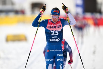 Kerttu Niskanen jäi Val di Fiemmen yhteislähdössä kymmenenneksi – ero Tour de Skitä johtavaan Jessie Digginsiin kasvoi 49 sekuntiin