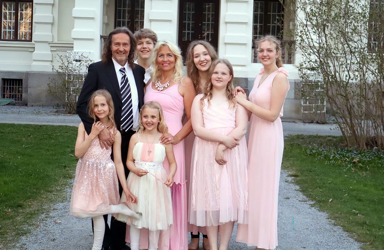Harri ja Mia Joki perheineen ovat tuttuja Vain yksi tie –TV- ja radio-ohjelmasarjasta.