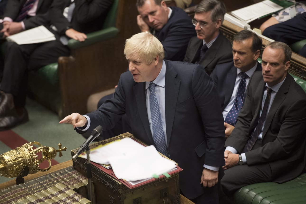 Pääministeri Boris Johnson sanoo makaavansa mieluummin kuolleena ojassa kuin pyytävänsä lisäaikaa brexitille.