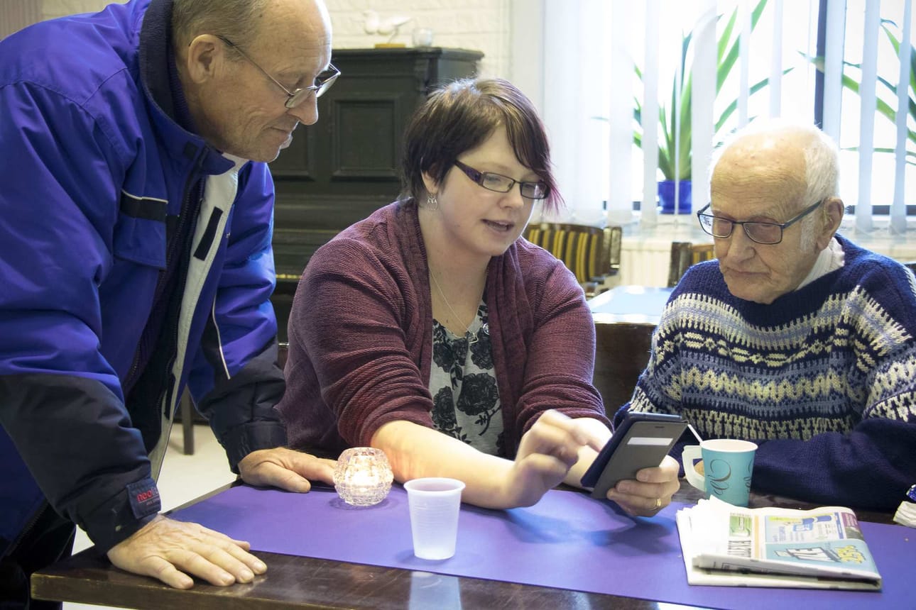 Matti Kinnunen, Heidi Niemelä ja Antti Turkki ovat uppoutuneet internetin syövereihin kuin teini-ikäiset konsanaan.