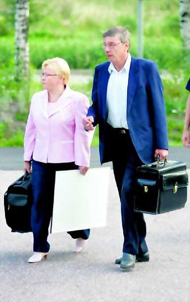 Nils Gustafssonin (oik.) asianajajan Riitta Leppiniemen (vas.) mukaan yllätystodistajan tarina on epäuskottava.