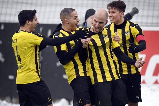 FC Hongan Borjas Martin (vas), Ahmed El Amrani ja Tommi Saarinen juhlivat Javier Hervasin (2. oik) rangaistuspotkusta ampumaa voittomaalia HJK:ta vastaan Suomen Cupin alkulohkossa Helsingissä lauantaina 10. maaliskuuta 2018. Kuva Markku Ulander