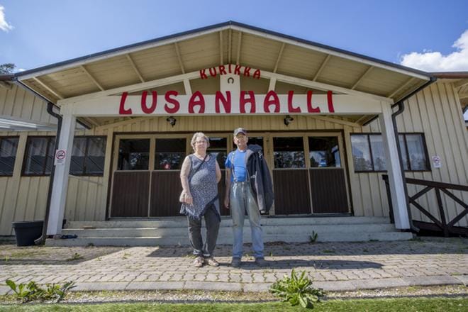 Tänä kesänä ei Kurikan perinteisellä kesälavalla Lusan hallissa tanssita lainkaan, Lusankylän maa- ja kotitalousseuran sihteerin Taina Saaren ja varapuheenjohtaja Harry Ojasen harmiksi. KUVA: ELENA MIKKILÄ