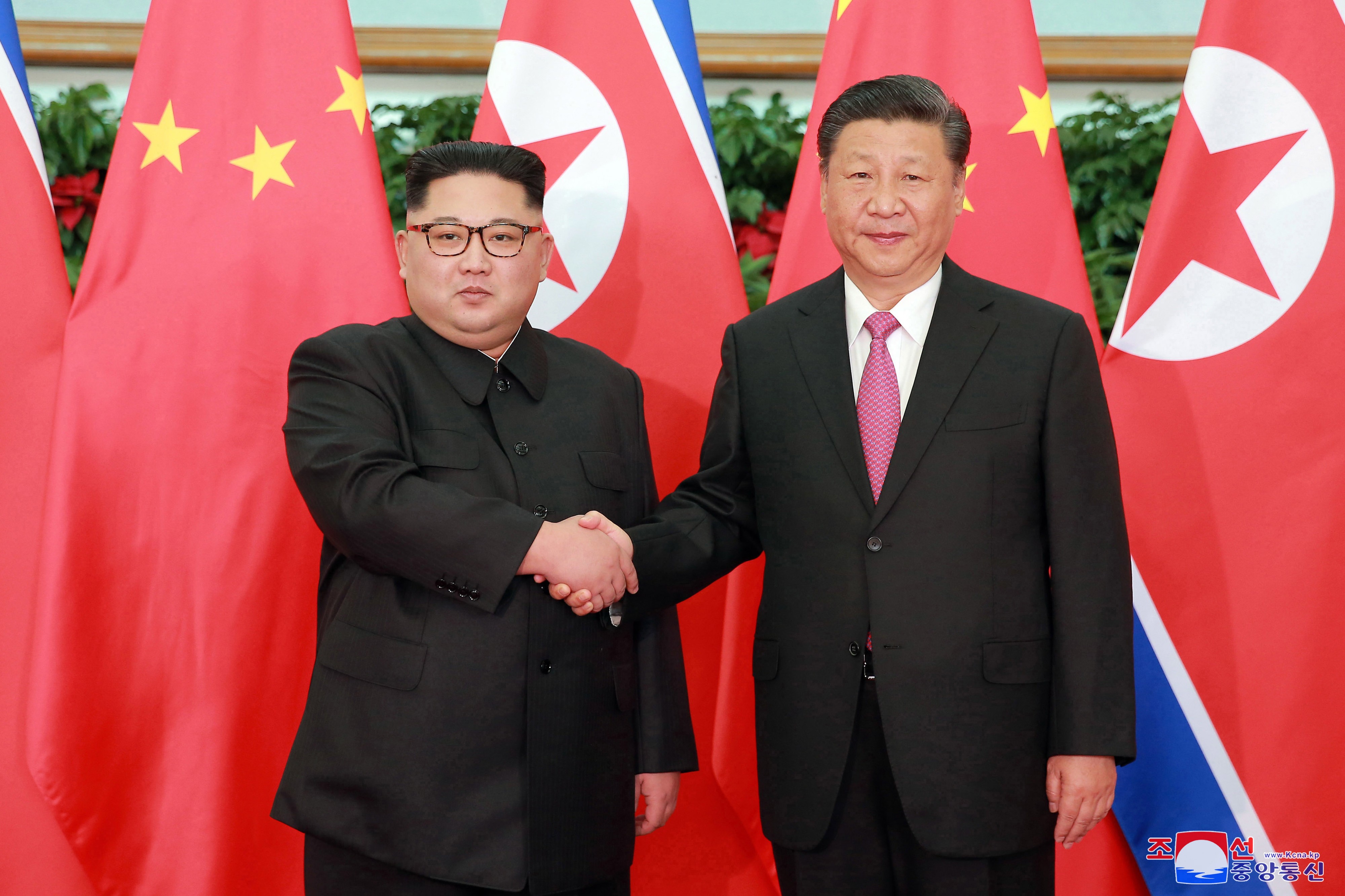 Pohjois-Korean uutistoimiston välittämässä kuvassa maan johtaja Kim Jong-un (vas.) ja Kiinan presidentti Xi Jinping tervehtivät toisiaan tavatessaan Kiinan Dalianissa toukokuussa 2018.