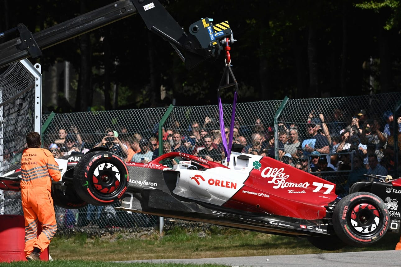 Valtteri Bottaksen kilpailu päättyi keskeytykseen Belgian gp:ssä. Suomalaiskuljettajan ajoneuvo siirrettiin rata-alueelta. LEHTIKUVA / AFP