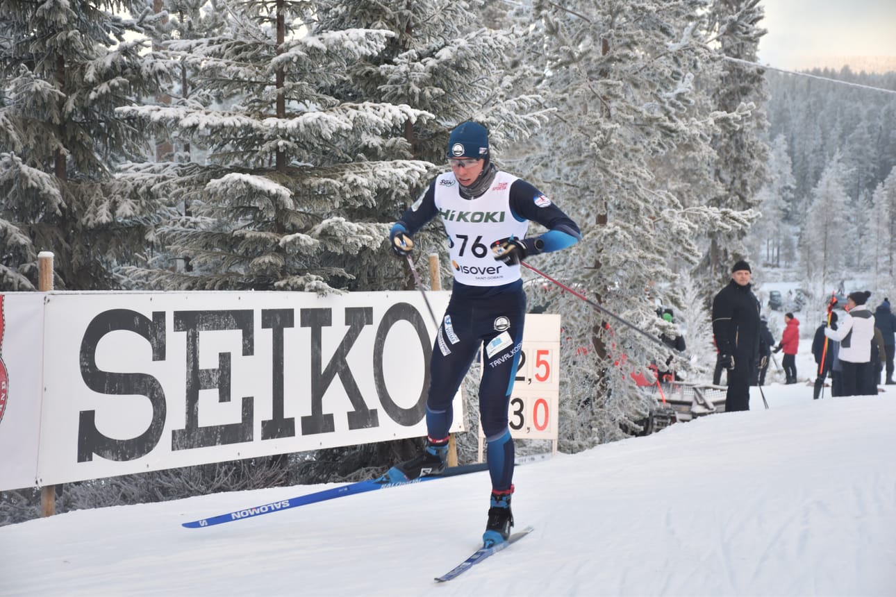 Taivalkosken Metsä-Veikot on ehdolla Pohjois-Pohjanmaan vuoden urheiluseuraksi. Kuvassa seuran hiihtäjä Oskari Hökkä Suomen Cupin kisoissa Taivalkoskella marraskuussa.