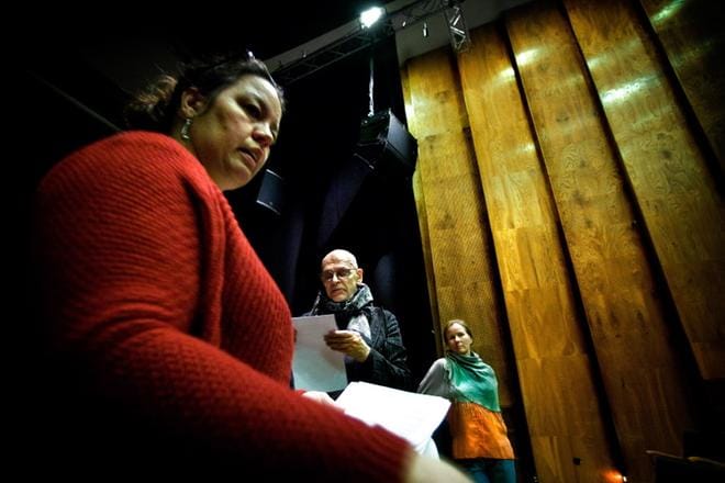Annika Wester, Jorma Uotinen ja Ainu Palmu leikkaavat kukin oman siivunsa Requiemista ja yhdistävät ne sitten monitaideteokseksi. Tulos kuullaan tammikuussa Vaasan kirkossa. KUVA: EETU SILLANPÄÄ