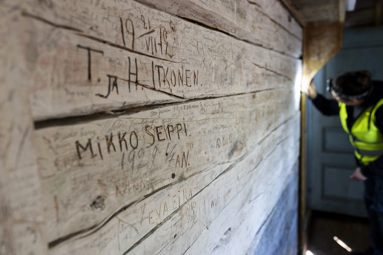 Kirkon seinissä on niin paljon merkintöjä, että kaikkien niiden poistaminen ei ole mahdollista. Osalla on myös historiallista arvoa.