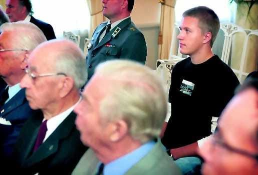 Tuleva alokas. Oululainen Jussi Peltola sai torstaina ensi kosketuksen millaisella materiaalilla kutsunnoissa tullaan kertomaan veteraanien sotakokemuksista.