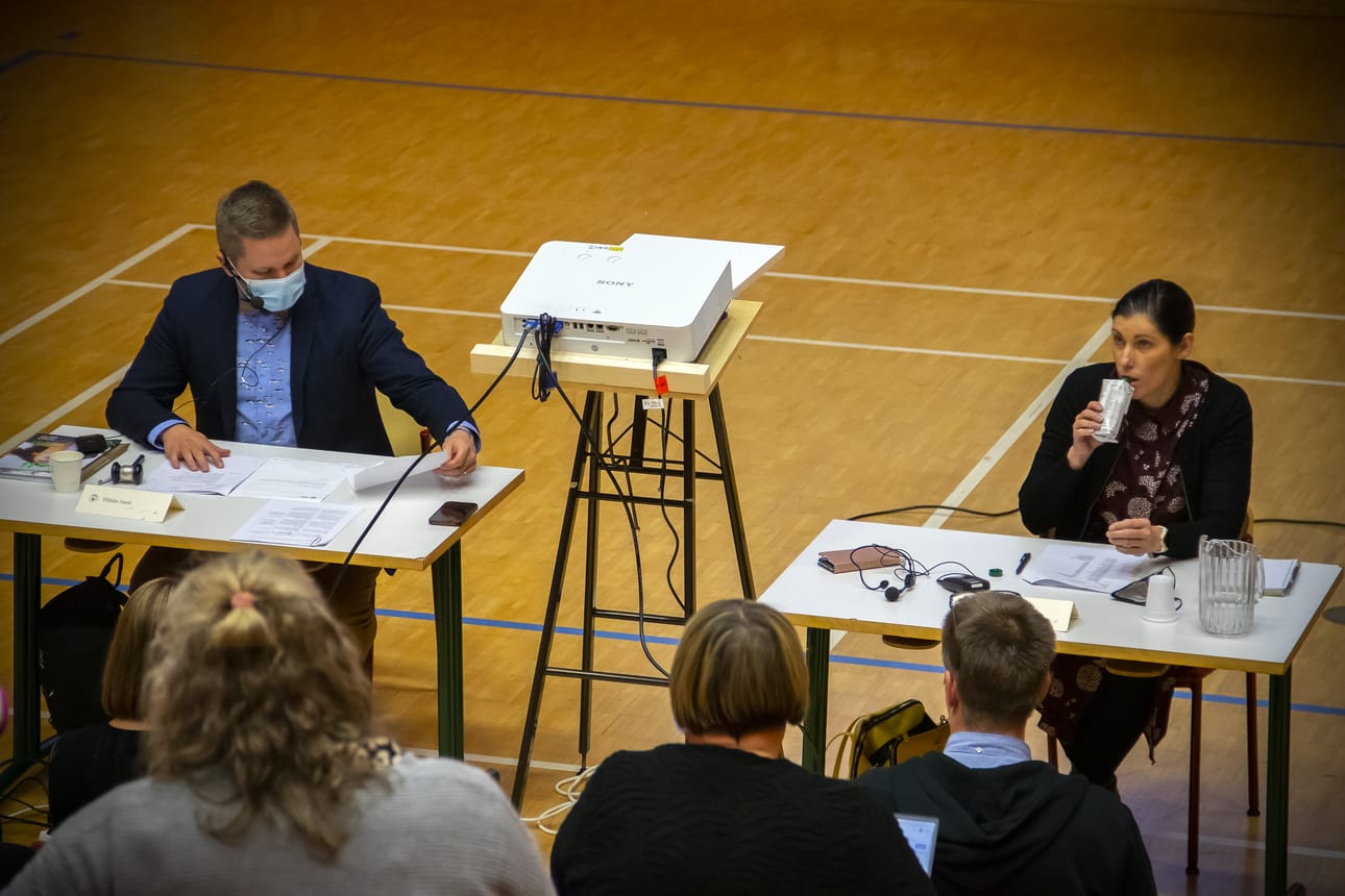 Tyrnävän kunnanvaltuuston puheenjohtaja Jussi Ylitalo ja kunnanhallituksen puheenjohtaja Annukka Suotula.