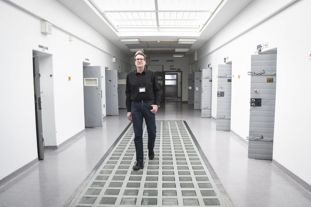 Vankien radikalisoitumisen estämisessä tärkeintä on pitää vaikutuksille alttiit vangit erillään radikalisoituneista vangeista. Näin uskoo vankien radikalisoitumisen tunnistamisprojektia Rikosseuraamuslaitoksessa vetänyt turvallisuuspäällikkö Juha Eriksson.