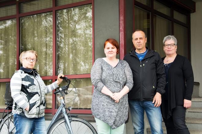 Marja Metsäranta, Elina Sinkkonen, Jorma Mäkiranta ja Ritva Raisio toivottavat kaikki kyläläiset tervetulleiksi kyläyhdistyksen juhlaan Konttuurille. KUVA: KAROLIINA SYRJÄ