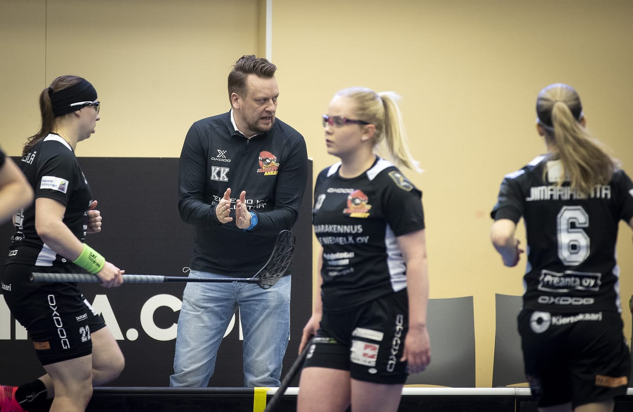 Karo Kuussaari jakoi keskiviikkona ohjeita ja kannustusta Rankkojen Ankkojen vaihtopenkillä.