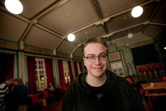 Mikko Timonen jaksaa ihastella suomalaisia, jotka lähtevät työpäivänsä päätteeksi lähteä näytelmäharjoituksiin. KUVA: JAAKKO ELENIUS