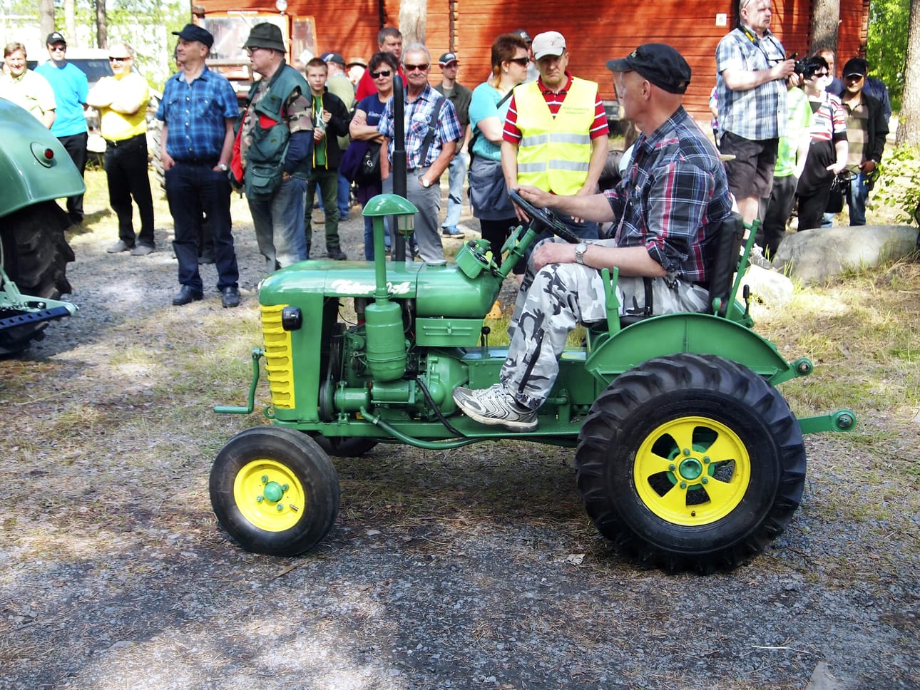 Wanhan Woiman päivillä on nähtävillä on muun muassa autoja, traktoreita ja höyrykoneita. Oulaisten veteraanikonepäiviä vietetään heinäkuussa.