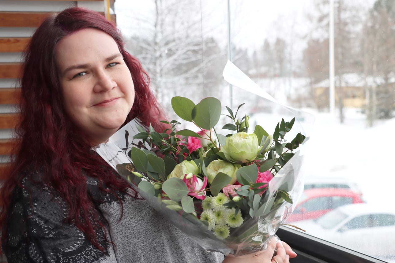 Alavutelainen Maria Kaijankangas sai Viiskunnan toimitukselta naistenpäivän kukkakimpun.