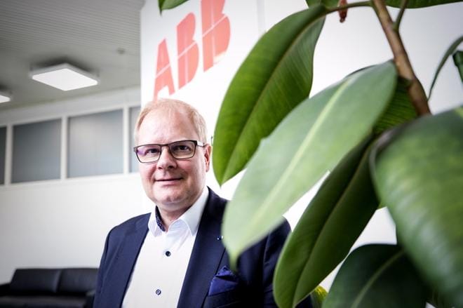 Suomen ABB:n toimitusjohtaja Pekka Tiitinen luottaa siihen, että akkualan hankkeet etenevät Vaasassa. Arkistokuva.