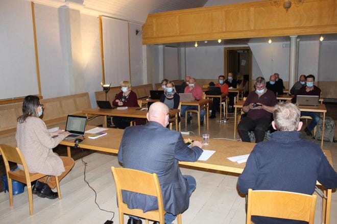Kaupunginjohtaja Minna Nikander puuttui valtuuston kokouksesta puheenjohtajiston pöydän takaa. KUVA: TAUNO RIIHILUOMA