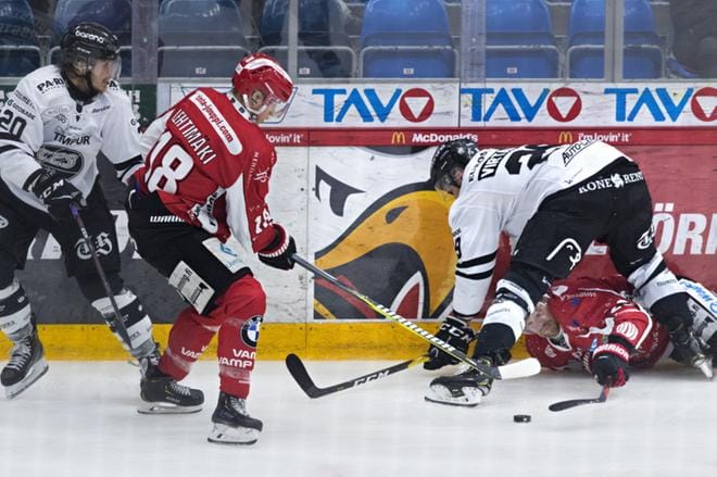 Sportin Miro Lehtimäki ja Roope Talaja tasitelivat tiukasti TPS:n Jani Forsströmiä ja Jonne Virtasta vastaan. KUVA: MINNA ANTILA