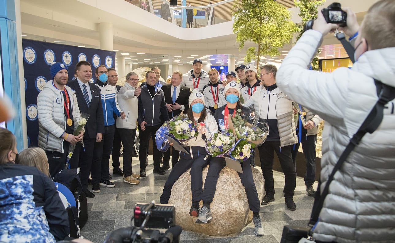 Leijonien kanssa samalla lennolla Suomeen saapuivat hiihtäjät Kerttu Niskanen ja Krista Pärmäkoski.
