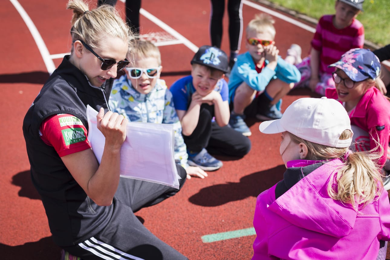 Lapsille on perheliikuntapahtuman lisäksi paljon ohjelmaa kesäkuussa. Käynnissä olevilla Sporttiviikoilla on luvassa suunnistuksen lisäksi kymmeniä muita lajikokeiluja. Kuva viime vuoden Kuusamon Erä-Veikkojen suunnistusrastilta.