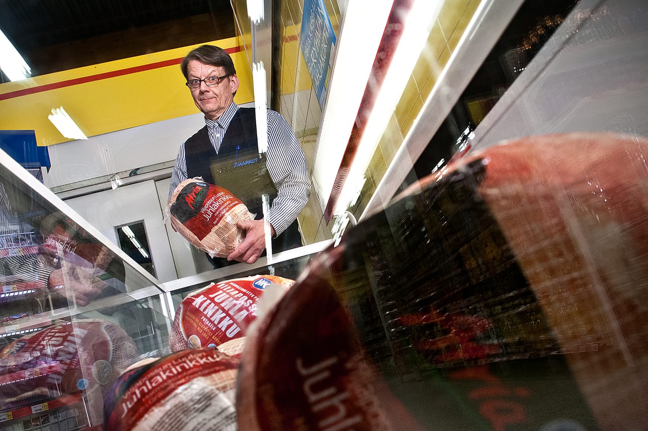 Kotimaista viljapossun luutonta juhlakinkkua, sitä kuusamolaiset jouluna syövät, Kuusamon torikeskuksen S-marketin marketpäällikkö Sulevi Määttä tietää.