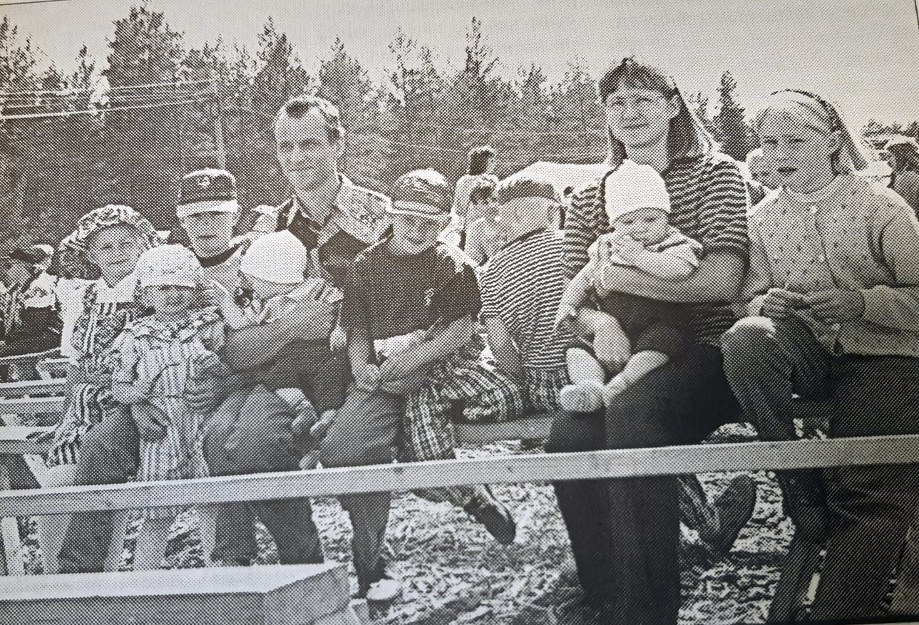 Vantaalta entiseen kotikuntaansa Suviseuroihin saapui Anne Palokangas (o.s. Turja) puolisonsa Vesan ja velipoikansa Matiaksen (2. vas.) sekä perheen lasten Pauliinan (vas.), Eveliinan, Juhanan , Juhon, Mikaelin, Johanneksen ja Annikan kanssa.