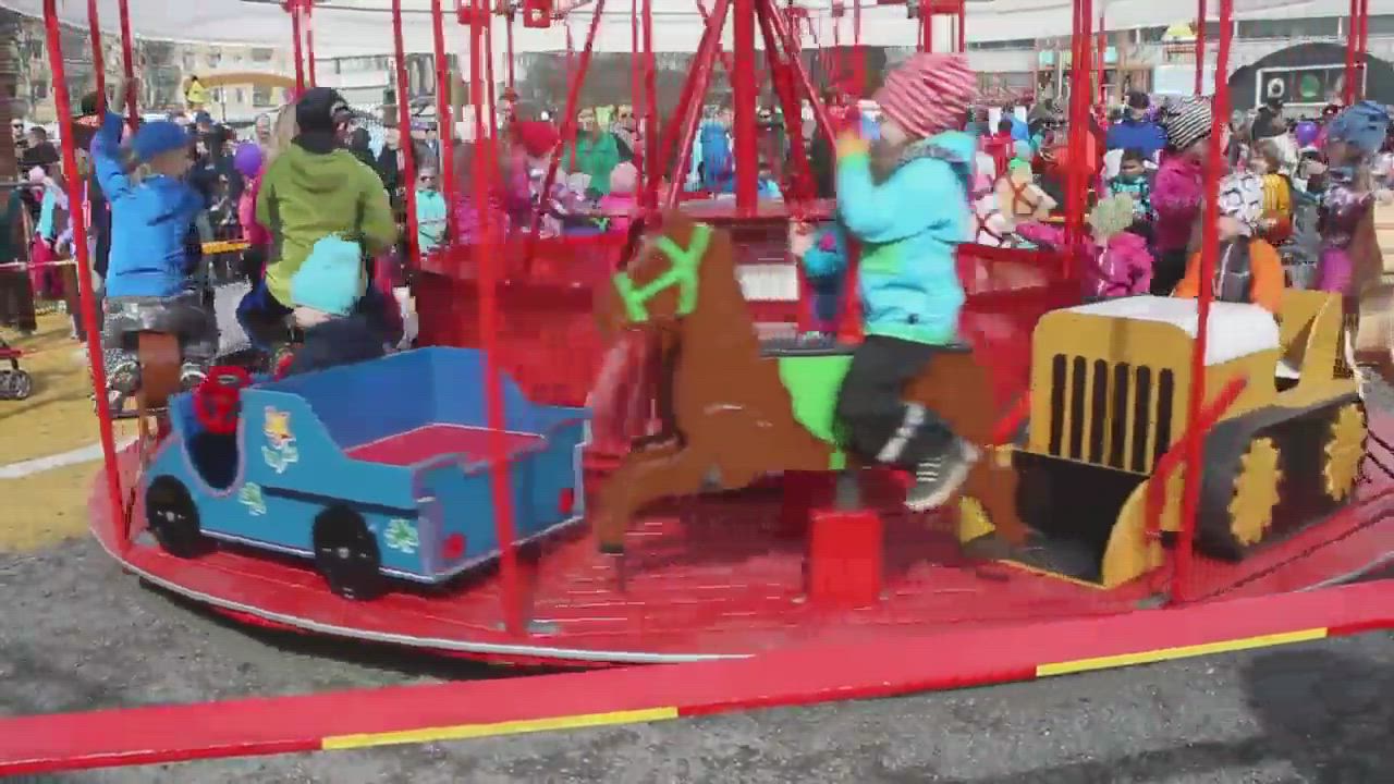 Koko perheen Rollovappu Angry -Birds puistossa