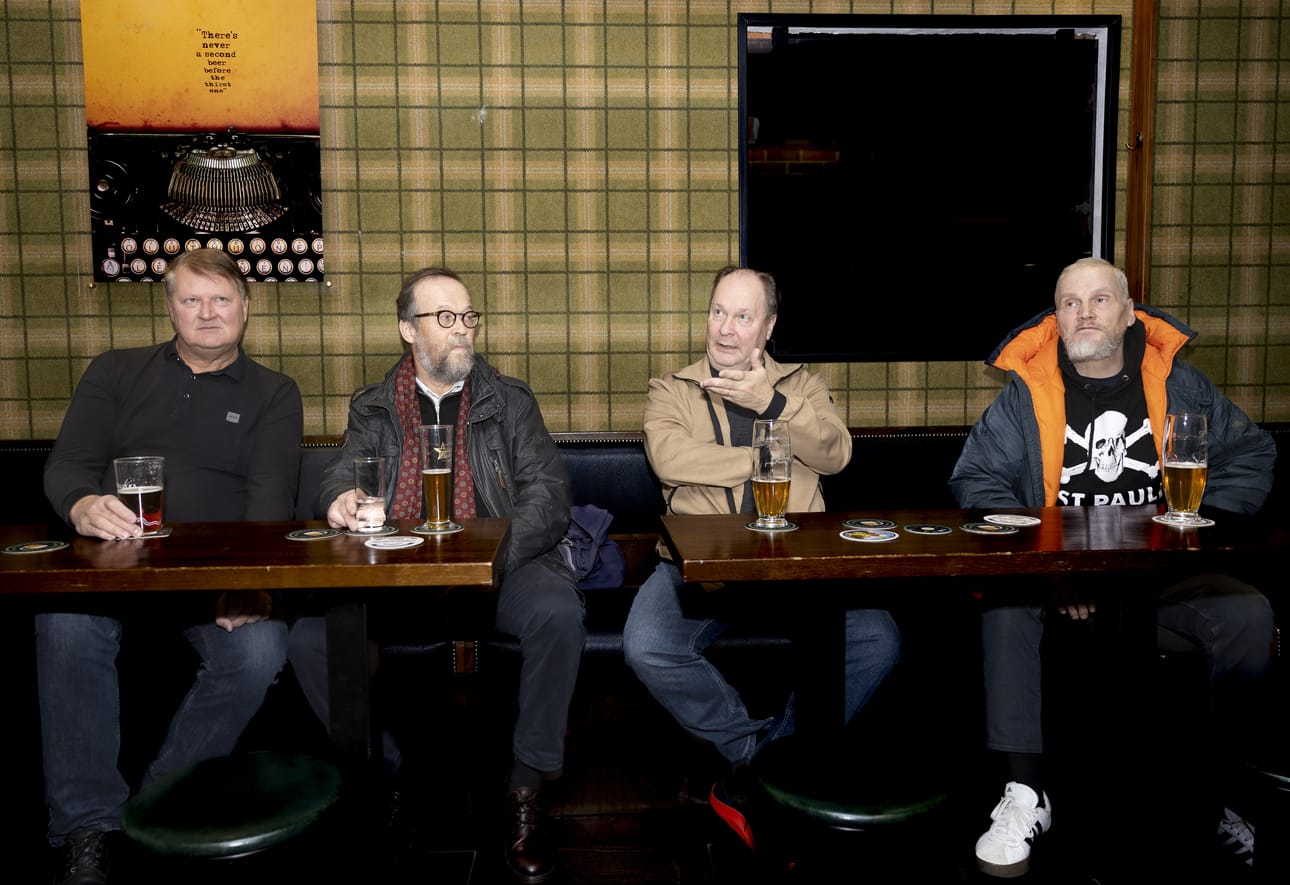 Jukka Laitinen, Veikko Porrasmaa, Markku Rättilä ja Sakke Kuusisto katsoivat Englannin Valioliigan ottelua Oluthuone Leskisessä. Miehet muistelivat myös menneiden aikojen Ylen lähetyksiä.