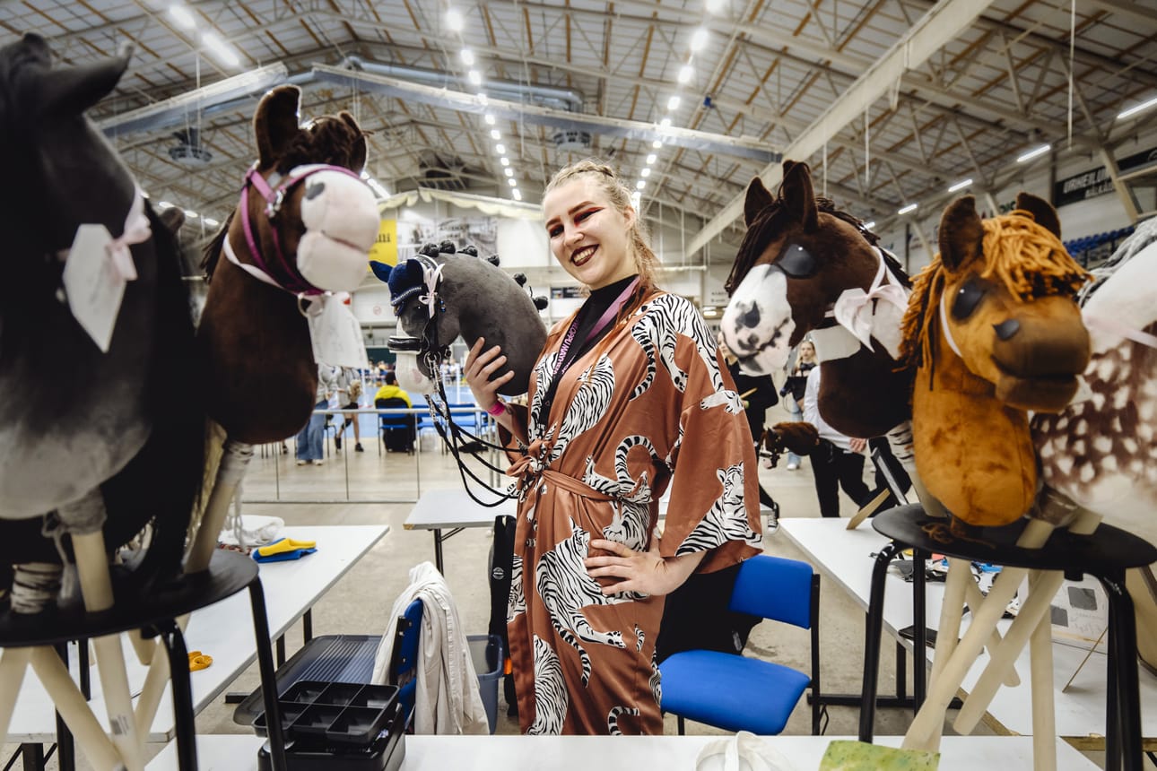 Rosie Mulari toi aamulla myyntipisteelleen 30 itse tekemäänsä keppihevosta. Alle tunnissa hevosista oli myyty jo puolet.