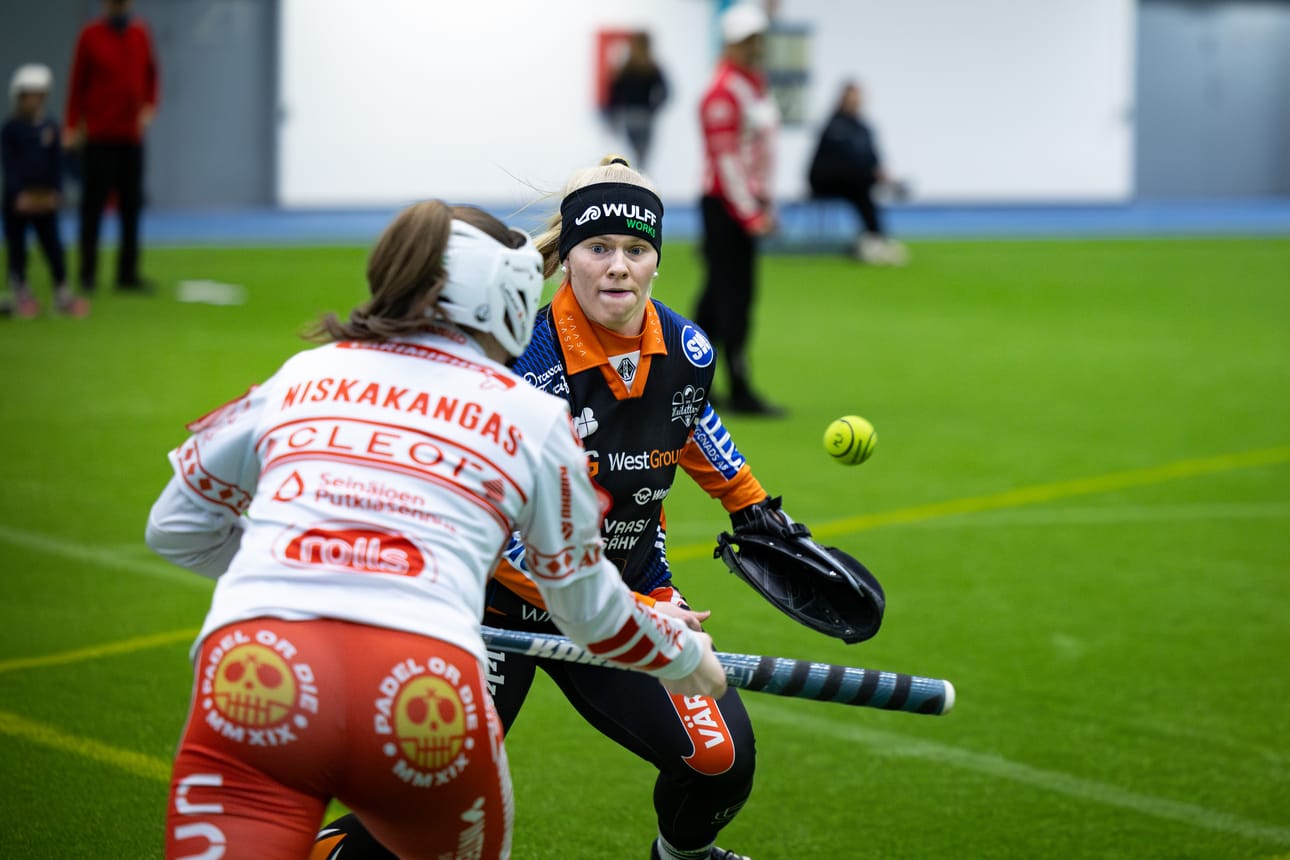 Mailattarien lukkari Marianne Sivonen ja Jussittarien lukkariksi kesäkaudelle valittu Matilda Niskakangas vauhdissa talvisuperin ottelussa. Arkistokuva.