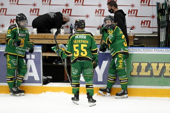 Ilveksen Matias Maccelli, Teemu Väyrynen ja Joona Ikonen joutuivat pettymään Liigan välierissä. Kuvassa keskellä selin olevan Väyrysen pelit jatkuvat ensi kaudella Vaasan Sportissa. KUVA: LEHTIKUVA / KALLE PARKKINEN