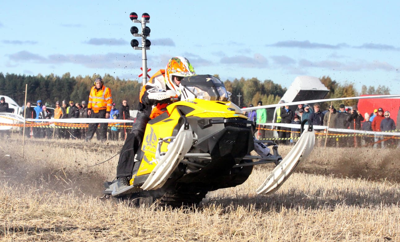 Sänkikiihdytys on nopea- tempoinen laji, jossa joskus keulii ja rapa lentää. Sänkikiihdytyksen Pohjanmaa cup päättyy Lehtimäellä 9.10.