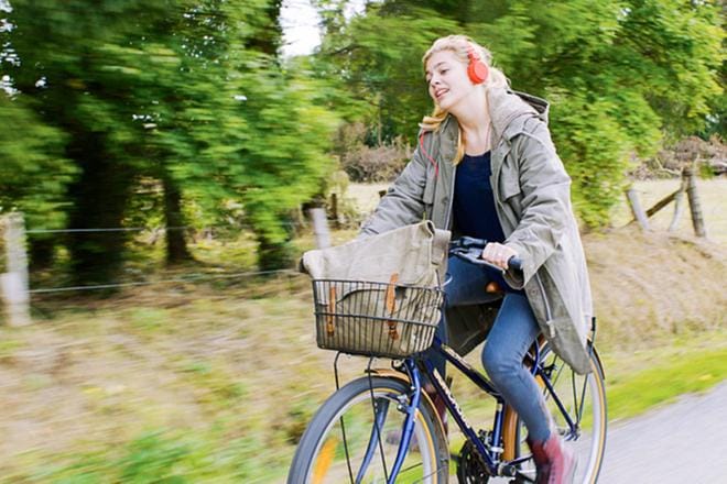 Kuuron perheen ainoa kuuleva jäsen Paula Bélier (Louane Emera) huomaa olevansa lahjakas laulaja Bélier’n perhe -elokuvassa. KUVA: Yle Kuvapalvelu